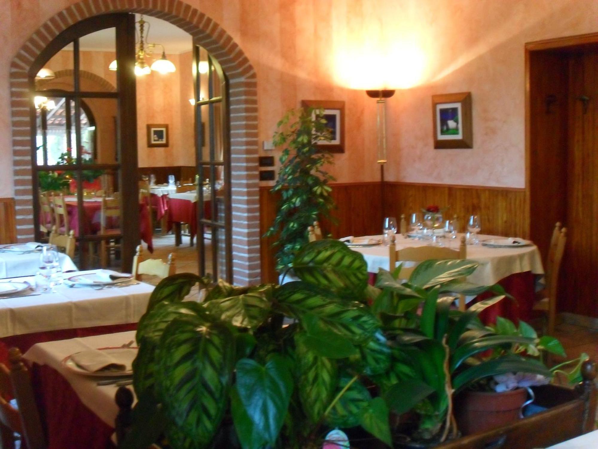 Ristorante Albergo Da Maurizio Cravanzana Bagian luar foto