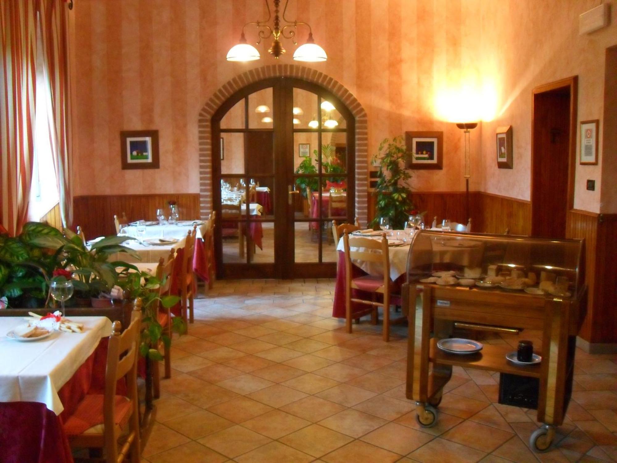 Ristorante Albergo Da Maurizio Cravanzana Bagian luar foto