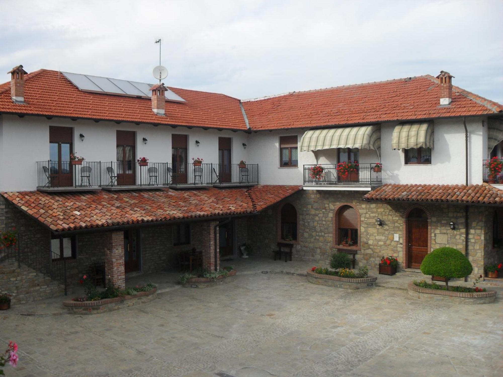 Ristorante Albergo Da Maurizio Cravanzana Bagian luar foto